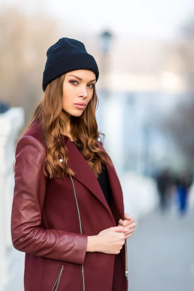 Beautiful girl posing on the street — Stock Photo, Image