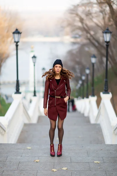 Femme attrayante aux escaliers — Photo