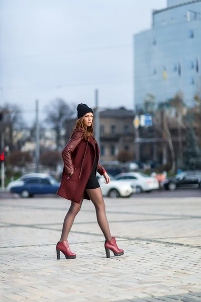 Belle fille posant dans la rue — Photo