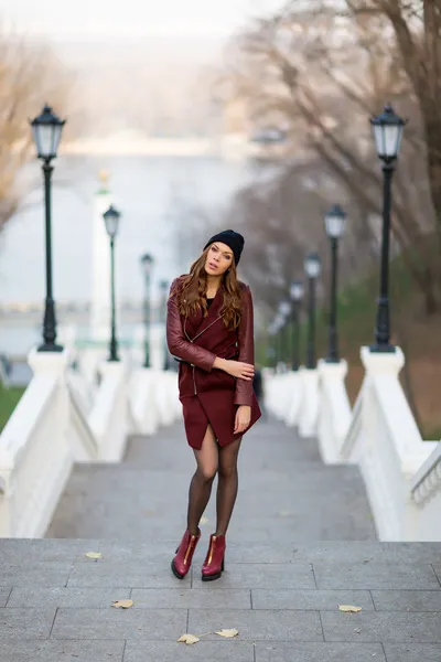 Femme attrayante aux escaliers — Photo