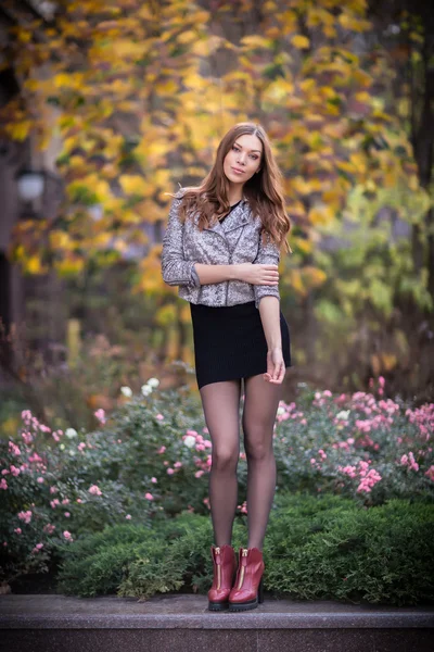 Style redhead girl at beautiful autumn alley — Stock Photo, Image