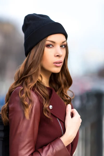 Hermosa chica posando en la calle — Foto de Stock