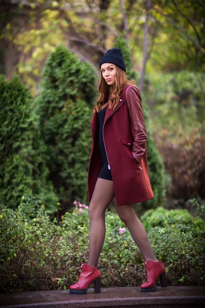 Stil Kızıl saçlı kıza güzel sonbahar sokak — Stok fotoğraf