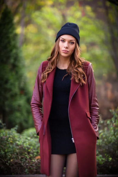 Estilo chica pelirroja en hermoso callejón de otoño — Foto de Stock