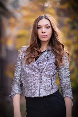 Stil Kızıl saçlı kıza güzel sonbahar sokak