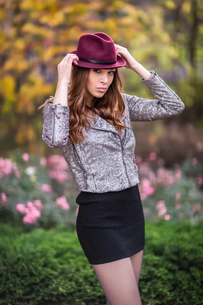Style rousse fille à belle ruelle d'automne — Photo