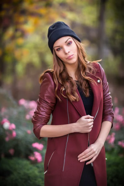 Style redhead girl at beautiful autumn alley — Stock Photo, Image