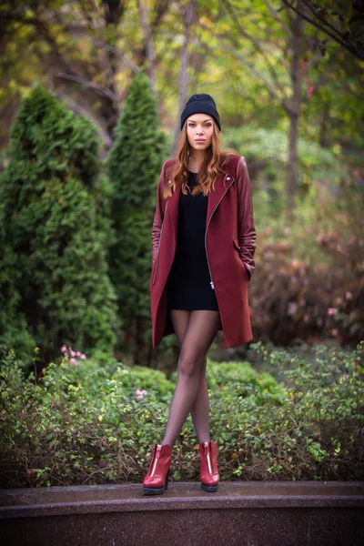 Style redhead girl at beautiful autumn alley — Stock Photo, Image