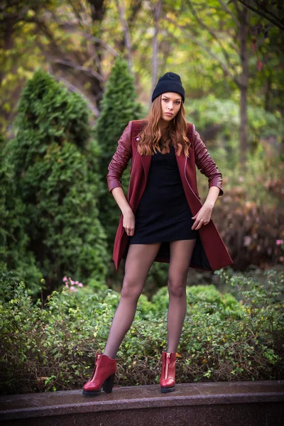 Style redhead girl at beautiful autumn alley — Stock Photo, Image