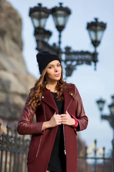 Belle femme dans la rue — Photo