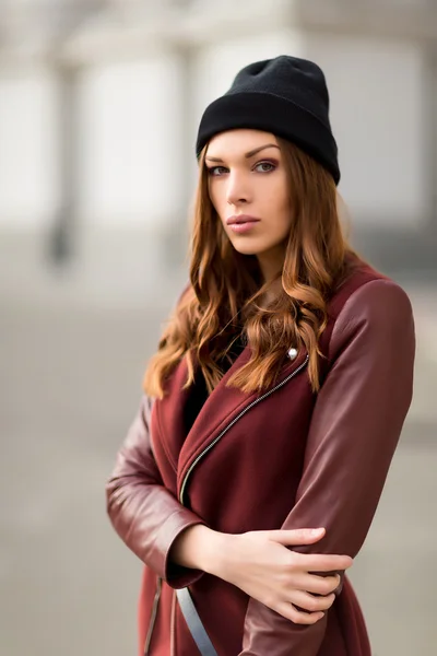 Très belle jeune femme dans la rue — Photo