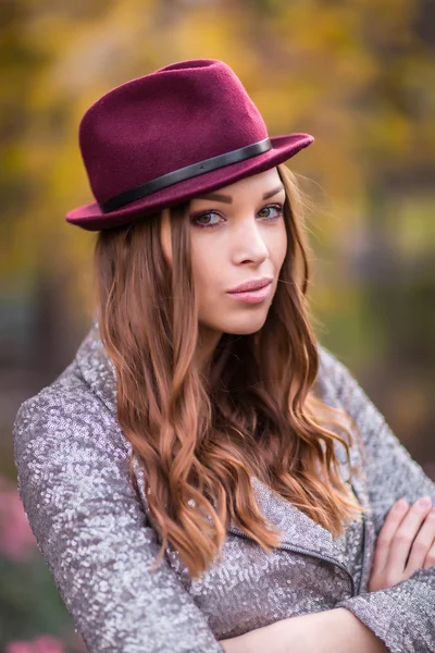 Stil Rotschopf Mädchen bei schönen Herbst Gasse — Stockfoto