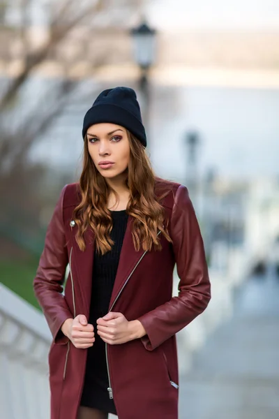 Jong mooi vrouw poseren buiten — Stockfoto