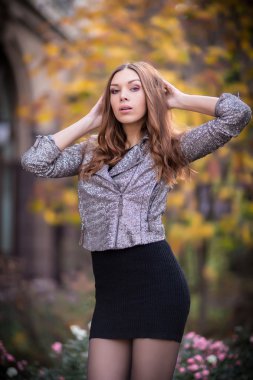 Stil Kızıl saçlı kıza güzel sonbahar sokak