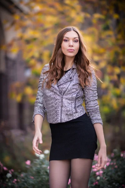 Style redhead girl at beautiful autumn alley — Stock Photo, Image