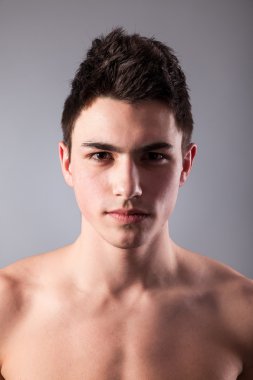 Grey genç bir adamın yakışıklı yüzü