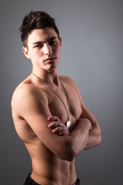 genç vücut geliştirmeci adam portresi