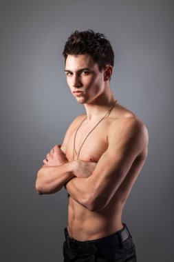 genç vücut geliştirmeci adam portresi