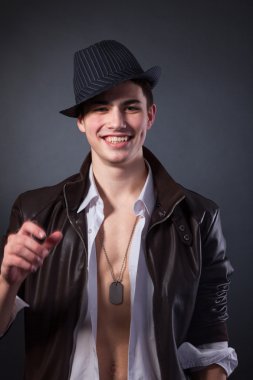 gri arka plan üzerinde sağlıklı kas genç adam