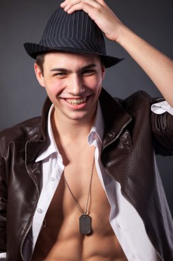 gri arka plan üzerinde sağlıklı kas genç adam