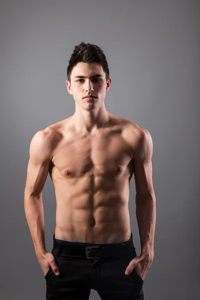 Porträt eines jungen Bodybuilders — Stockfoto