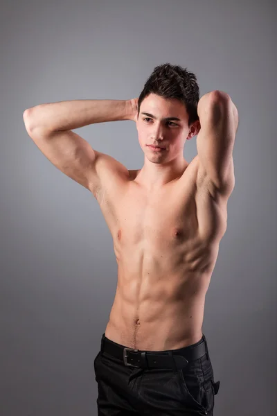 Portrait de jeune homme bodybuilder — Photo