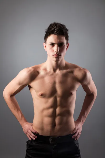 Retrato de jovem fisiculturista homem — Fotografia de Stock