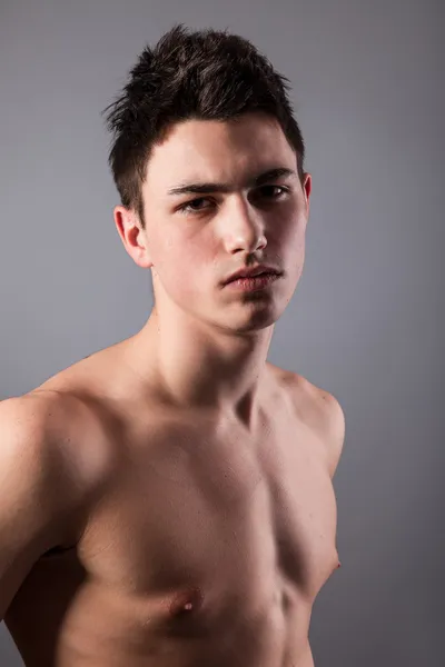 Grey genç bir adamın yakışıklı yüzü — Stok fotoğraf