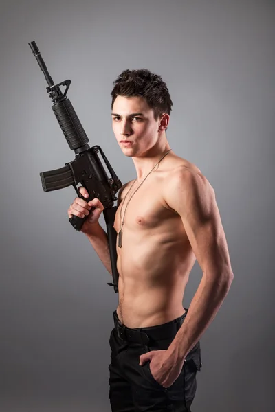 Hezký rozhalenou voják s puškou — Stock fotografie