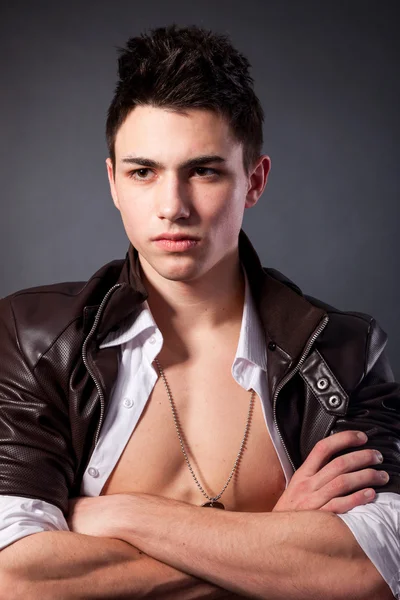 Gesunder muskulöser junger Mann auf grauem Hintergrund — Stockfoto
