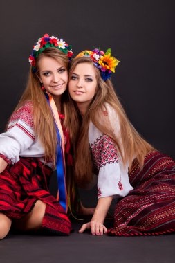 Ukraynalı giysili genç kadınlar