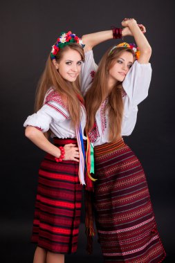 Ukraynalı giysili genç kadınlar