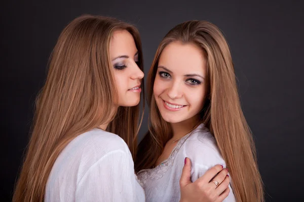 Due belle ragazze gemelle, isolate su nero — Foto Stock