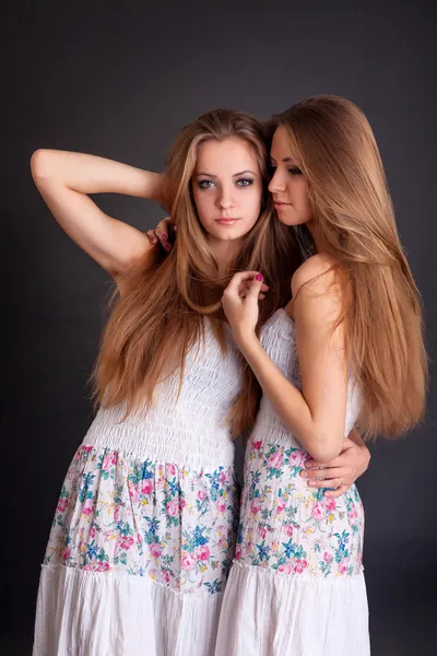 Duas meninas bonitas gêmeos, isolado em preto — Fotografia de Stock