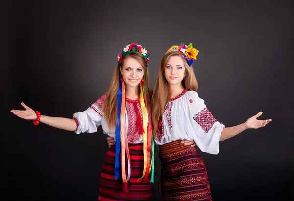 Unga kvinnor i ukrainska kläder — Stockfoto