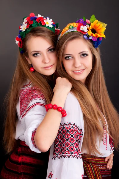 Jonge vrouwen in Oekraïense kleren — Stockfoto