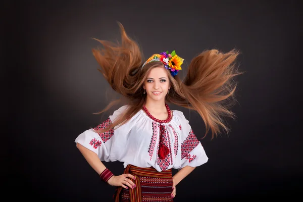 Retrato de una hermosa chica con el pelo castaño volador. La mujer lleva — Foto de Stock