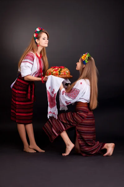 Giovani donne in abiti ucraini, con ghirlanda e pane rotondo — Foto Stock