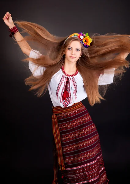 Retrato de uma menina bonita com cabelo castanho voador. Mulher usa... — Fotografia de Stock