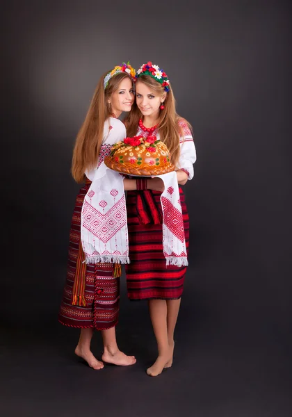 Junge Frauen in ukrainischer Kleidung, mit Girlanden und Rundbrot — Stockfoto