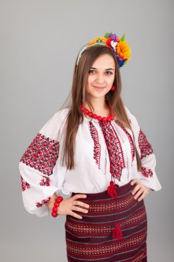 çekici kadın Ukrayna Ulusal elbise giyer