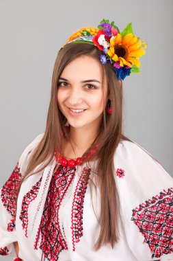 çekici kadın Ukrayna Ulusal elbise giyer