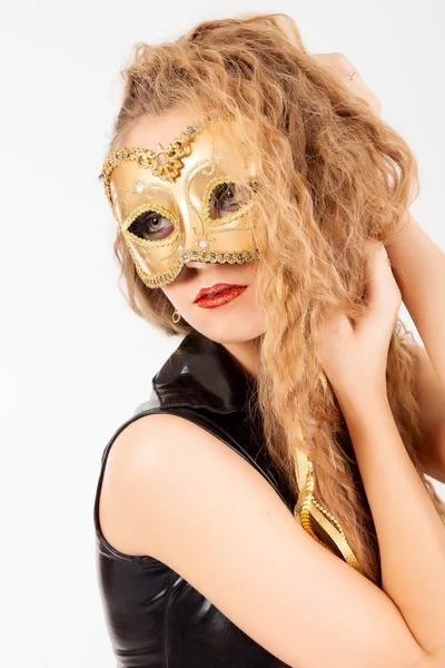 Foto einer jungen Frau mit Maske — Stockfoto