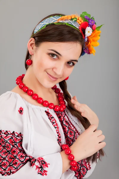 Mujer atractiva viste vestido nacional ucraniano — Foto de Stock