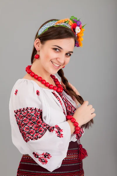 Attraktiv kvinna bär ukrainska nationella klänning — Stockfoto