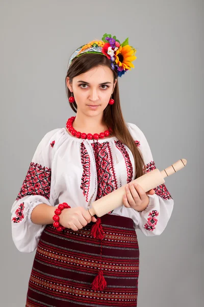 Hemmafru med brödkavel. kvinnan bär ukrainska nationella klänning — Stockfoto