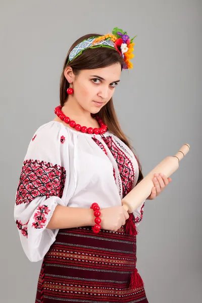 Домохозяйка со скалкой. Женщина носит украинское национальное платье — стоковое фото