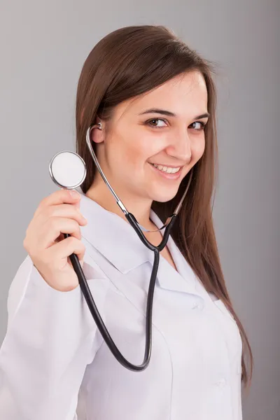 Enfermeira segurando estetoscópio — Fotografia de Stock