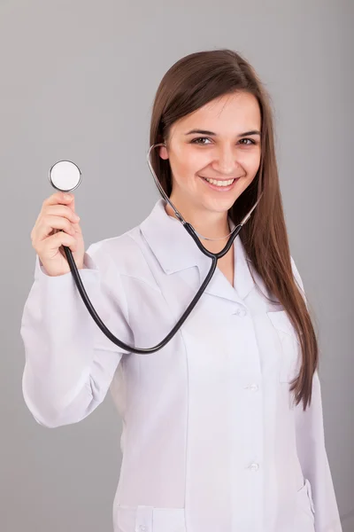 Enfermera sosteniendo estetoscopio — Foto de Stock