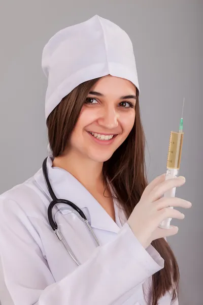 Mujer doctora sosteniendo una jeringa llena — Foto de Stock